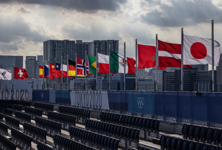 Nemzeti zászlók a tokiói olimpia egyik stadionjában 2021. július 16-án – Fotó: Carl Court / Getty Images