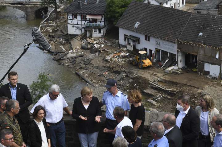 Angela Merkel látogatása 2021 július 18-án az egyik az áradások által leginkább sújtott területen a németországi Schuldban – Fotó: Christof Stache-Pool / Getty Images