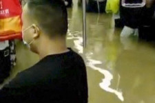 Elárasztotta a víz Csengcsou metróhálózatát, százan rekedtek a metróban, többen meghaltak