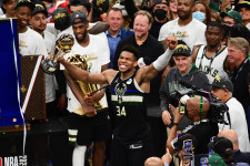 Sorozatban negyedszer győzött az NBA-döntőben, ötven év után újra bajnok a Milwaukee Bucks