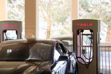 Még idén megnyitják a Tesla szupertöltő-hálózatát más elektromos autók előtt is