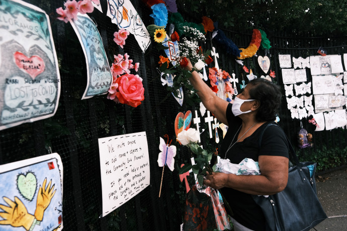 Megemlékezés a koronavírus-járvány áldozatairól egy New York-i temető bejáratánál – Fotó: Spencer Platt / GETTY IMAGES NORTH AMERICA / Getty Images via AFP