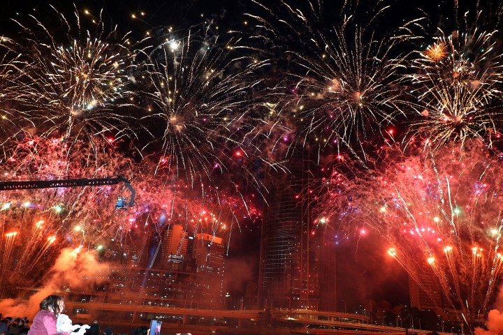 Tűzijátékok robbannak Brisbane-ben, miután a NOB az ausztráliai városnak ítélte a 2032-es olimpia rendezésének jogát – Fotó: Patrick Hamilton / AFP