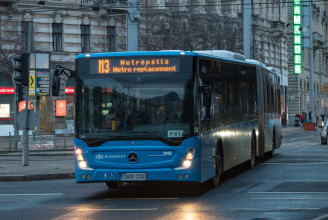 Megint kicsit kevesebb út jut az autósoknak Budapesten, egy időre buszsáv lesz több szélső sávból