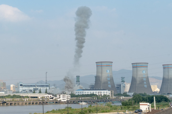 Egy szénüzemű erőművet bontanak Csöcsiang tartományban 2018 szeptemberében – Fotó: geyq / Imaginechina / AFP