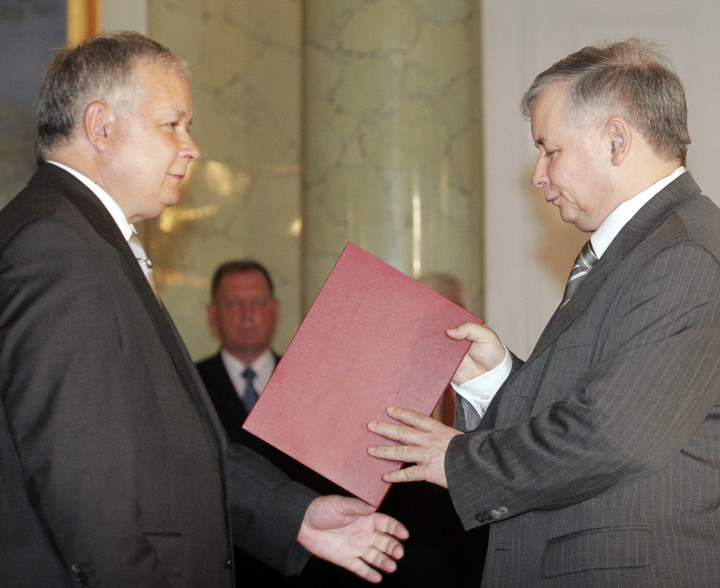 Lech Kaczyński lengyel elnök ikertestvérét, Jarosław Kaczyńskit nevezi ki lengyel miniszterelnöknek a varsói elnöki palotában 2006. július 10-én – Fotó: Wojtek Radwanski / AFP
