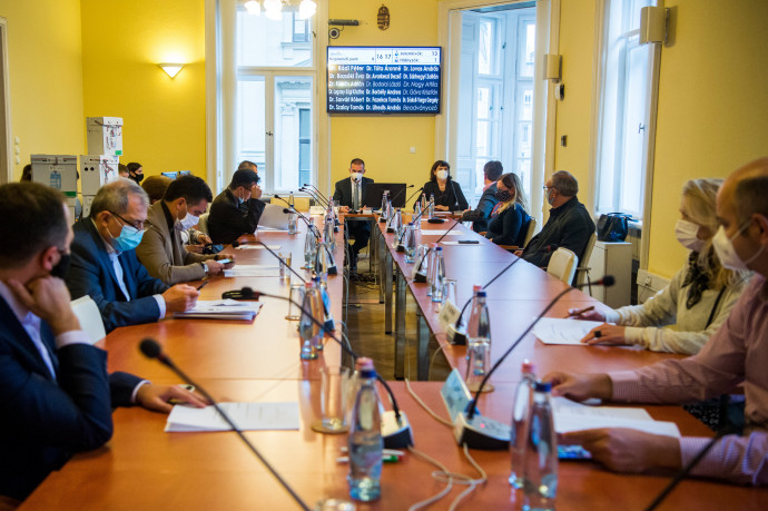 A kormány is benyújtotta a kérdéseit, jövő év elején jöhet a népszavazás