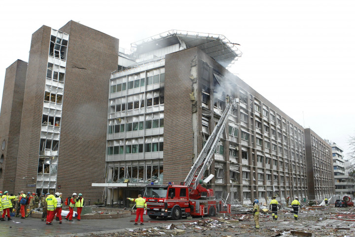 Tűzoltók az oslói robbantás helyszínén 2011. július 22-én – Fotó: Roald Berit / SCANPIX / AFP