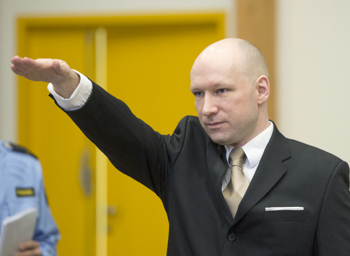 Anders Behring Breivik náci karlendítése a skieni börtön bíróságán, 2016. március 15-én – Fotó: Jonathan Nackstrand / AFP 