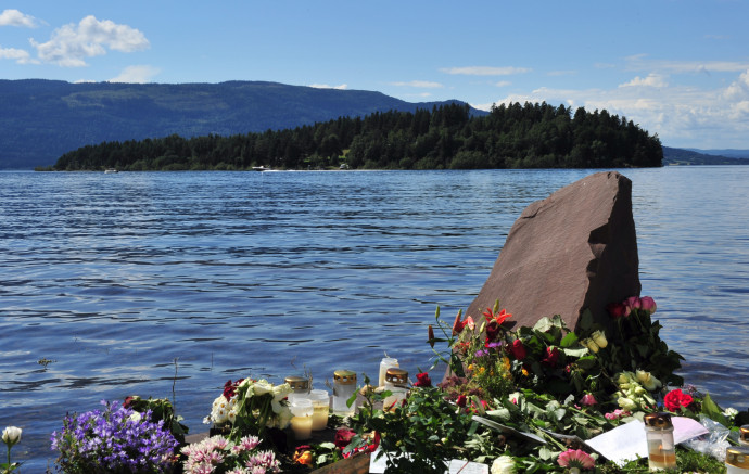 Az egyik ideiglenes emlékmű 2011. július 30-án, a háttérben Utøya – Fotó: Paal Sørensen / Wikipedia