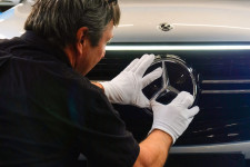 Vevő lenne, de nem tudnak elég Mercedest gyártani