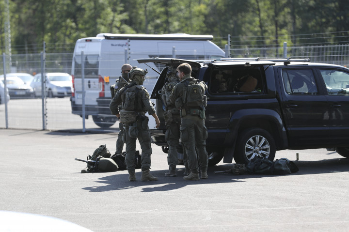 Rendőrök gyülekeznek a Hällby fegyintézet előtt – Fotó: Karlsson Per / TT News Agency / AFP