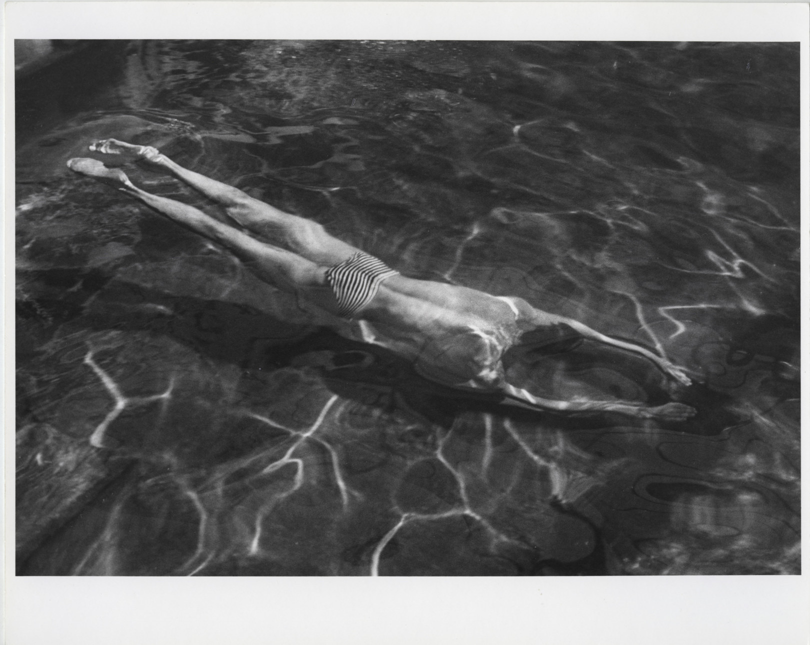 André Kertész – Víz alatt úszó, Mala uszoda. Esztergom, Magyarország, 1917. augusztus 31. /1967 © Az André Kertész Emlékmúzeum, Szigetbecse jóvoltából