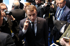 Emmanuel Macron telefont és telefonszámot cserélt