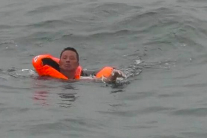 Két napra a tenger közepén rekedt egy férfi, miután elsüllyedt a hajója