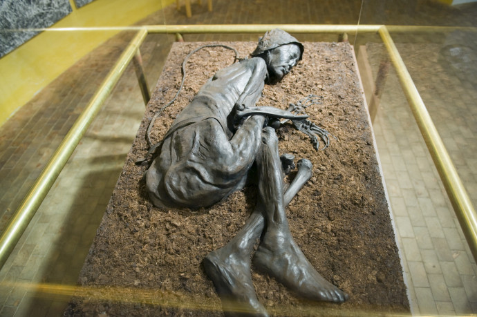 A tollundi férfi mocsárban mumifikálódott holtteste a silkeborgi múzeumban – Fotó: Christian Kober / Robert Harding Heritage / AFP