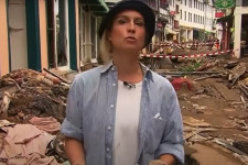 Bocsánatot kért egy német újságíró, miután sarat kent magára azért, hogy hitelesebb legyen a tudósítása az árvízről