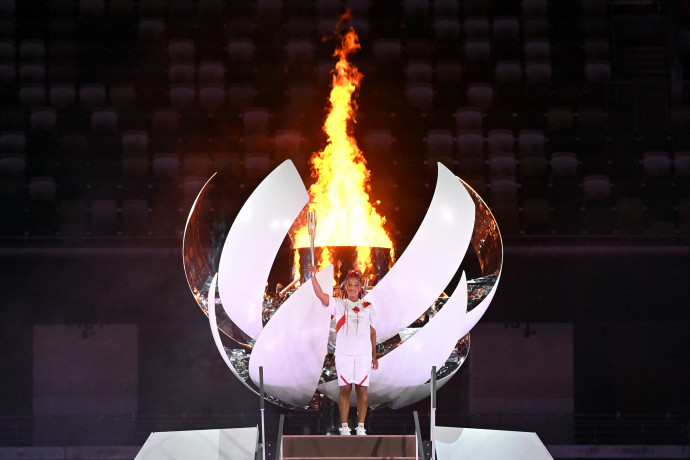 Üres stadionban gigantikus, négyórás show volt a tokiói olimpia megnyitója