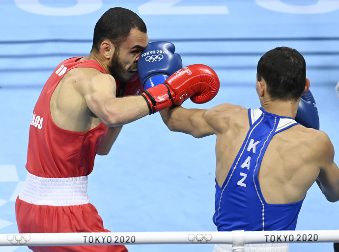 Gálos Roland (pirosban) és a kazah Serik Temirzanov küzd a bokszolók 52-57 kilogrammos súlycsoportjában Fotó: Kovács Tamás/MTI