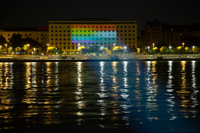 Szivárványt vetítettek éjjel a Képviselői Irodaházra