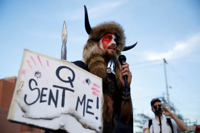 Jó pár mentális betegséggel küzd a QAnon sámán
