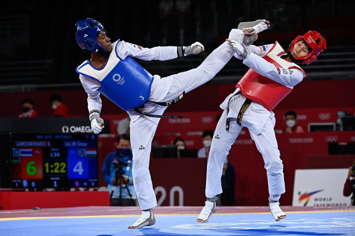 Salim Omar támad fejre a thaiföldi Ramnarong Sawekwiharee ellen a tokiói olimpiánFotó: Czeglédi Zsolt/MTI
