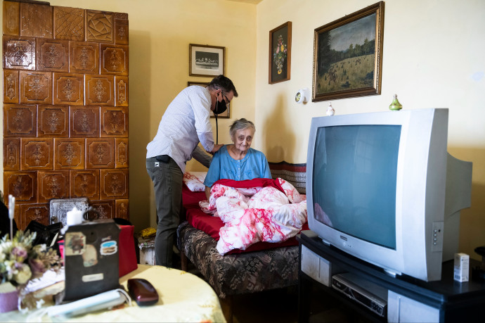 Kirendelt orvostanhallgatók keresik fel a be nem oltott időseket, hogy oltsák be magukat