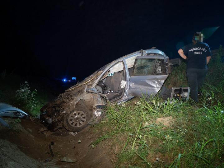 Összeroncsolódott autó az M6-os autópályánál Szekszárd közelében, Szedresnél – Fotó: Donka Ferenc / MTI