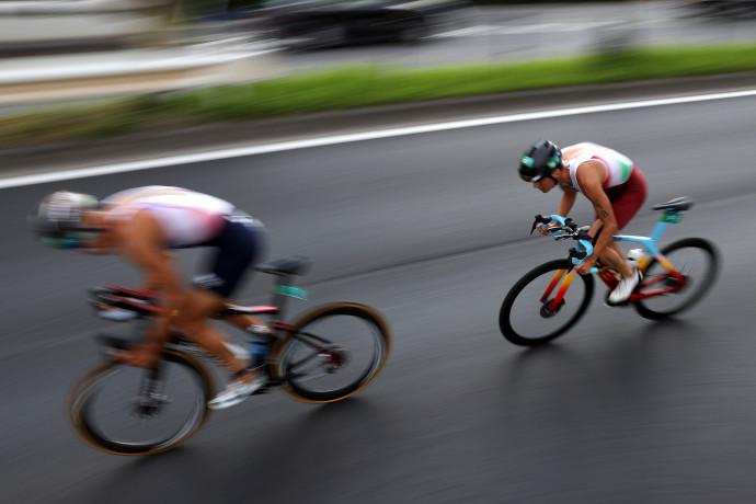 Bicsák Bence (jobbra) teker a tokiói olimpiai triatlonos mezőnyébenFotó: Cameron Spencer/Getty Images
