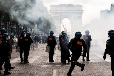 Megszavazták Franciaországban a Covid-igazolványt előíró törvényt, ami ellen százezres tüntetés volt