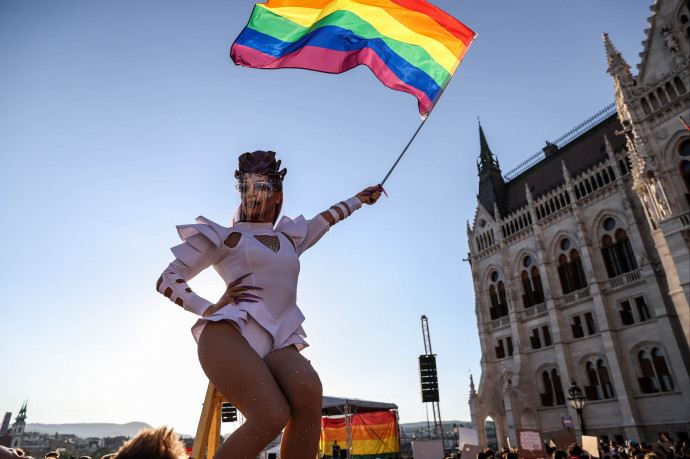 Törvény van, iránymutatás nincs, hogy jelezzék a tévék a homoszexuális tartalmat