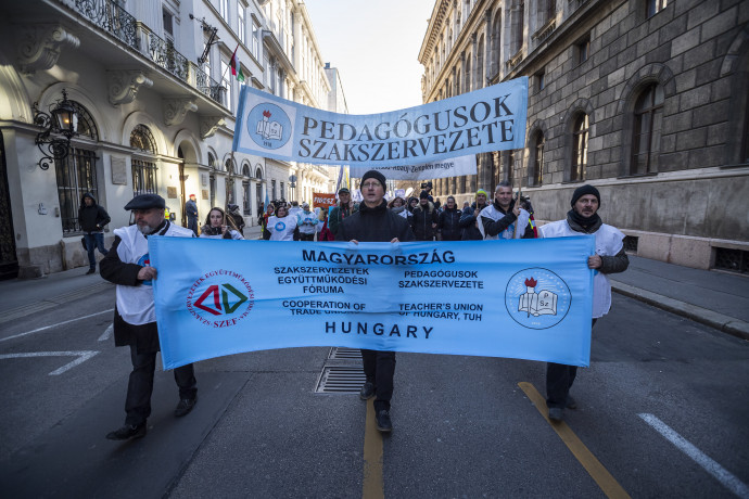 A Pedagógusok Szakszervezete (PSZ) országos pedagógusdemonstrációjának résztvevői vonulnak Budapesten 2019. november 30-án – Fotó: Mónus Márton / MTI