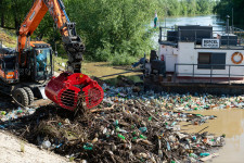 Szemétmentesítőkkel gátolná meg Románia, hogy a folyókon átjöjjön Magyarországra a szemét
