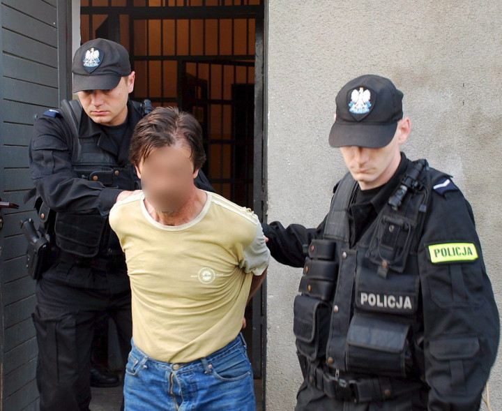 Rendőrök vezetnek el egy hátrabilincselt kezű, 45 éves férfit a lengyelországi Siedlcében 2008. szeptember 9-én. A férfit azzal gyanúsítják, hogy 6 éven keresztül rendszeresen megerőszakolta Alice nevű lányát, aki tőle 2005-ben és 2007-ben gyermekeket szült – őket azonnal örökbe adta – Fotó: MTI / EPA