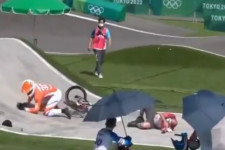 Egy pályán átszaladó szervező miatt bukott a holland BMX-es az olimpián