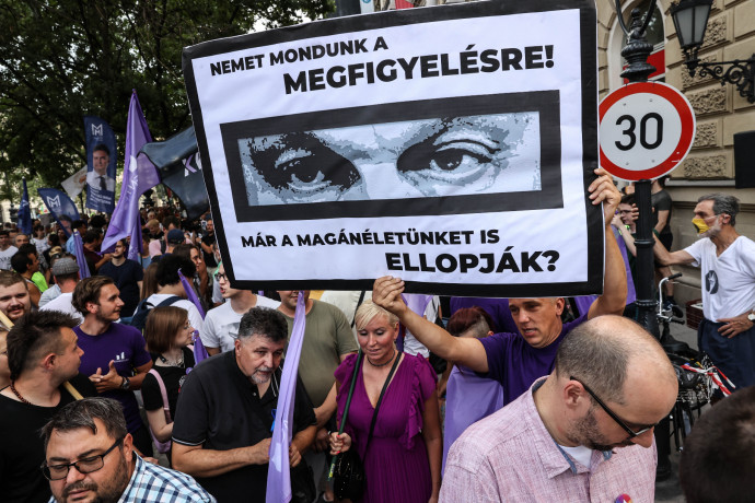 A Pegasus-ügy miatt tüntettek a Fidesz-székháznál