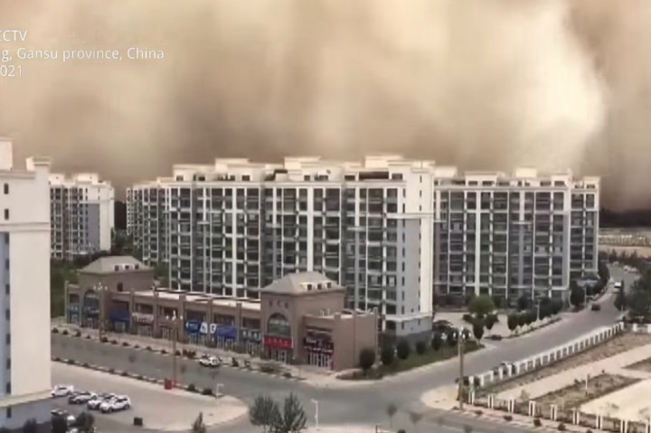 Hatalmas homokvihar csapott le egy kínai városra a Góbi sivatagban