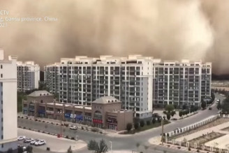 Hatalmas homokvihar csapott le egy kínai városra a Góbi sivatagban