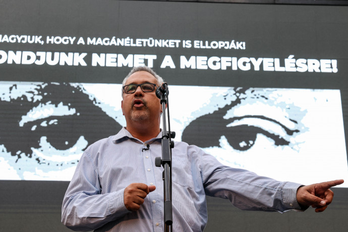 Arató Gergely beszédet mond a Fidesz Lendvay utcai székháza előtt – Fotó: Huszti István / Telex
