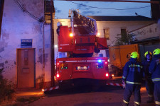 Emelőkosárral hozták le a tűzoltók a tetőn bujkáló betörőt
