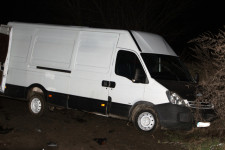 Huszonhat szírt szállítottak volna, de sárba ragadt a román embercsempészek furgonja