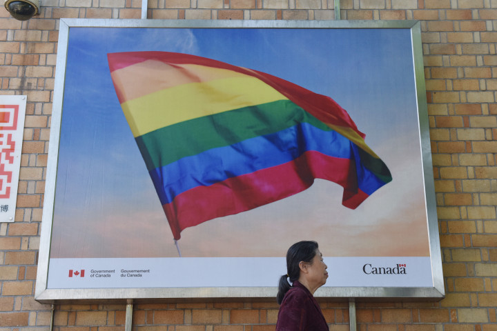 Plakát Kanada pekingi nagykövetségének falán, 2018-ban – Fotó: Greg Baker / AFP