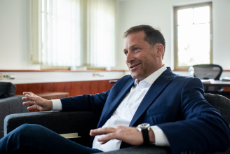 „Ön valószínűleg majd adni fog egy olyan címet, amiben benne lesz, hogy Rogán vagy Habony”