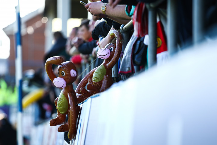 Felakasztott majomfigurák a helyi focicsapat meccsén a nézőtéren – Fotó: Robbie Jay Barratt – AMA / Getty Images