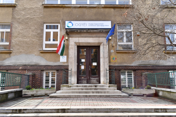 Hiába ígérték meg a bíróság előtt, nem adja ki az OGYÉI a kínai és orosz vakcina engedélyezésének dokumentumait