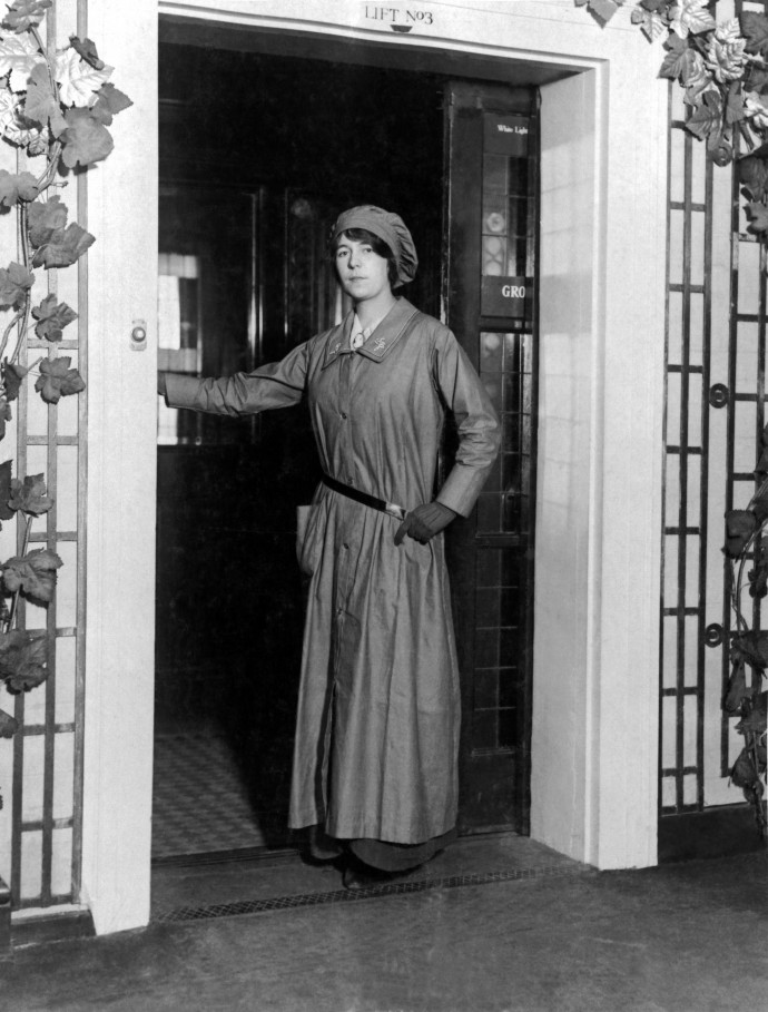 Liftkezelő egy londoni üzletházban 1927-ben – Fotó: Underwood Archives / Getty Images