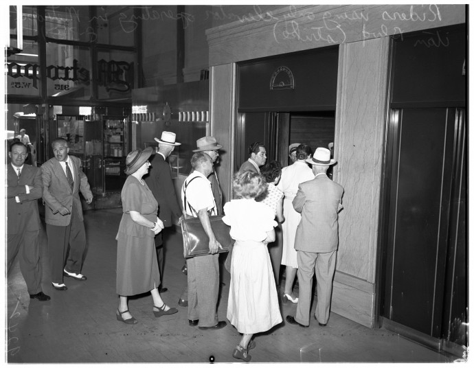 Sor a lift előtt egy 1951-es Los Angeles-i liftkezelősztrájk alatt – Fotó: Los Angeles Examiner / USC Libraries / Corbis via Getty Images