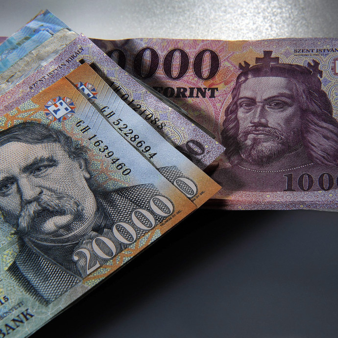 Rekordszinten a magyarok vagyona, csakúgy, mint az értékükből folyamatosan veszítő, párnába varrt pénzeik is