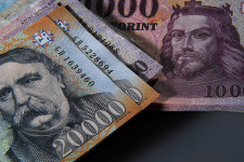 Rekordszinten a magyarok vagyona, csakúgy, mint az értékükből folyamatosan veszítő, párnába varrt pénzeik is