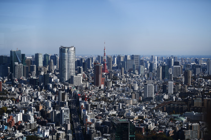 A Tokyo Tower és Tokió Roppongi nevű, központi bevásárló- és üzleti negyede. (CHARLY TRIBALLEAU / AFP)